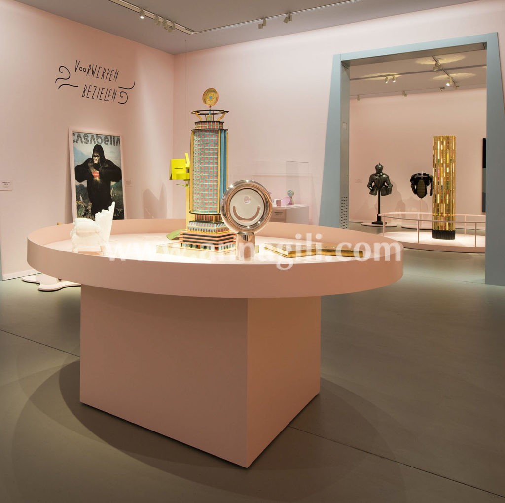 centrepiece “Regina” at MONDO MENDINI exhibition