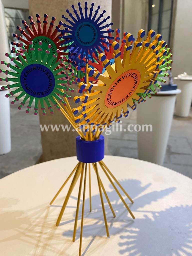 Survive, legno dipinto a mano, progetto di Anna Gili per la mostra Siamo Fiori